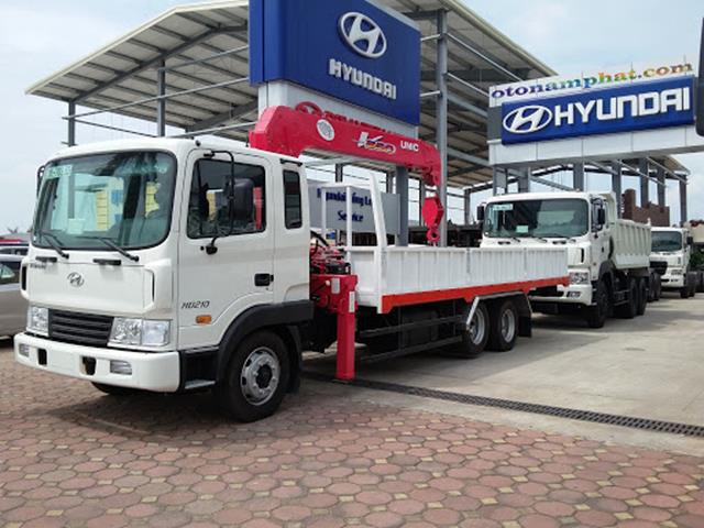 Xe tải gắn cẩu Unic 540 4 tấn trên nền xe Hyundai 3 chân HD210